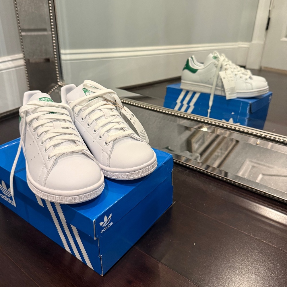 Adidas Stan Smith unisex white/green shoe. New in box!